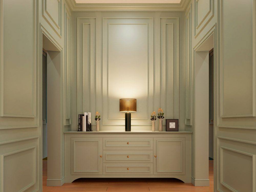 Hall de entrada elegante com parede em boiserie, aparador, abajur e itens decorativos.