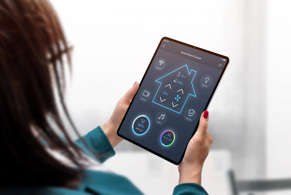 Mulher segura tablet com painel de controle de casa inteligente na tela, exibindo opções como luz, temperatura, segurança e música.