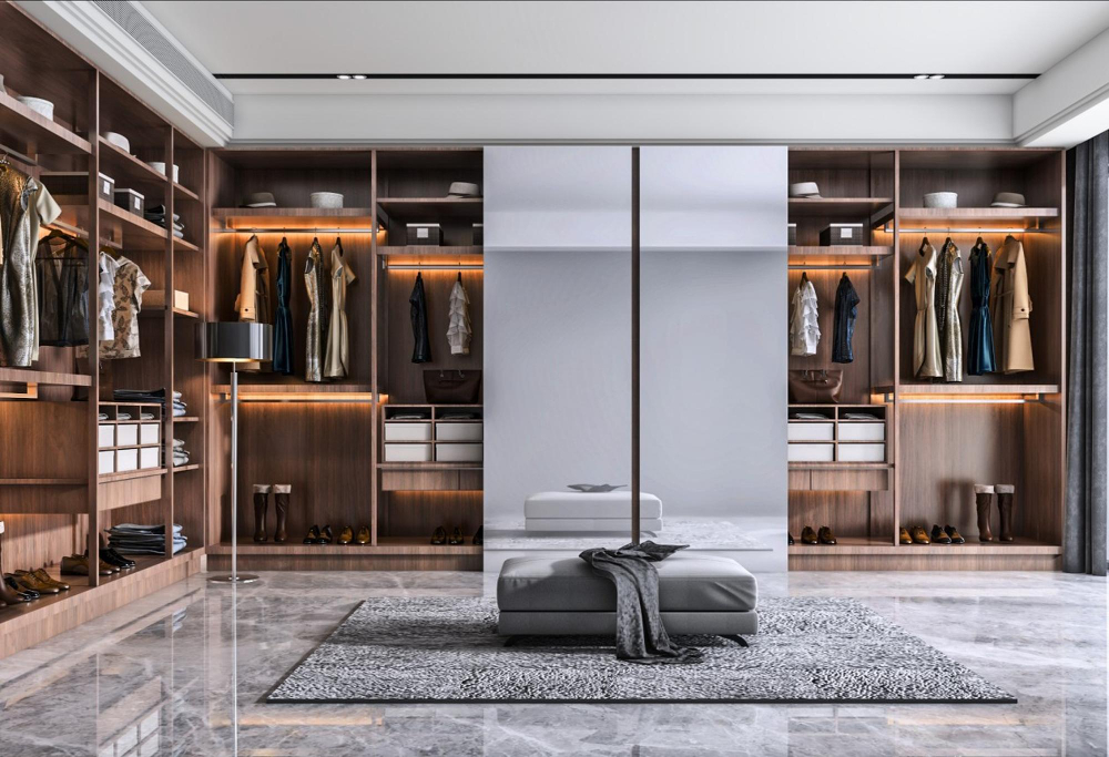 Closet moderno e espaçoso com armários de madeira, espelho central e iluminação embutida.