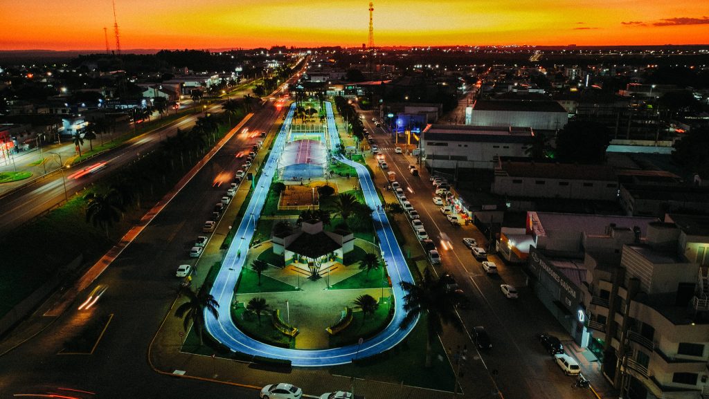 Vista aérea de área urbana de Primavera do Leste, ao entardecer.
