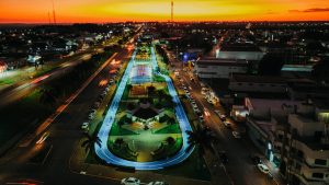 Vista aérea de área urbana de Primavera do Leste, ao entardecer.