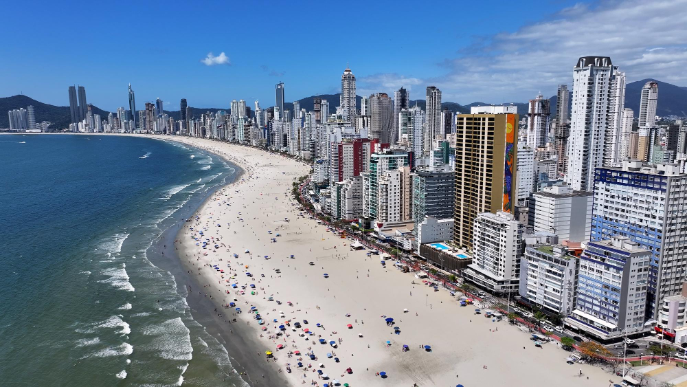 Entenda como a nova Lei de Microzoneamento deve favorecer o investimento no já aquecido mercado imobiliário de Balneário Camboriú.
